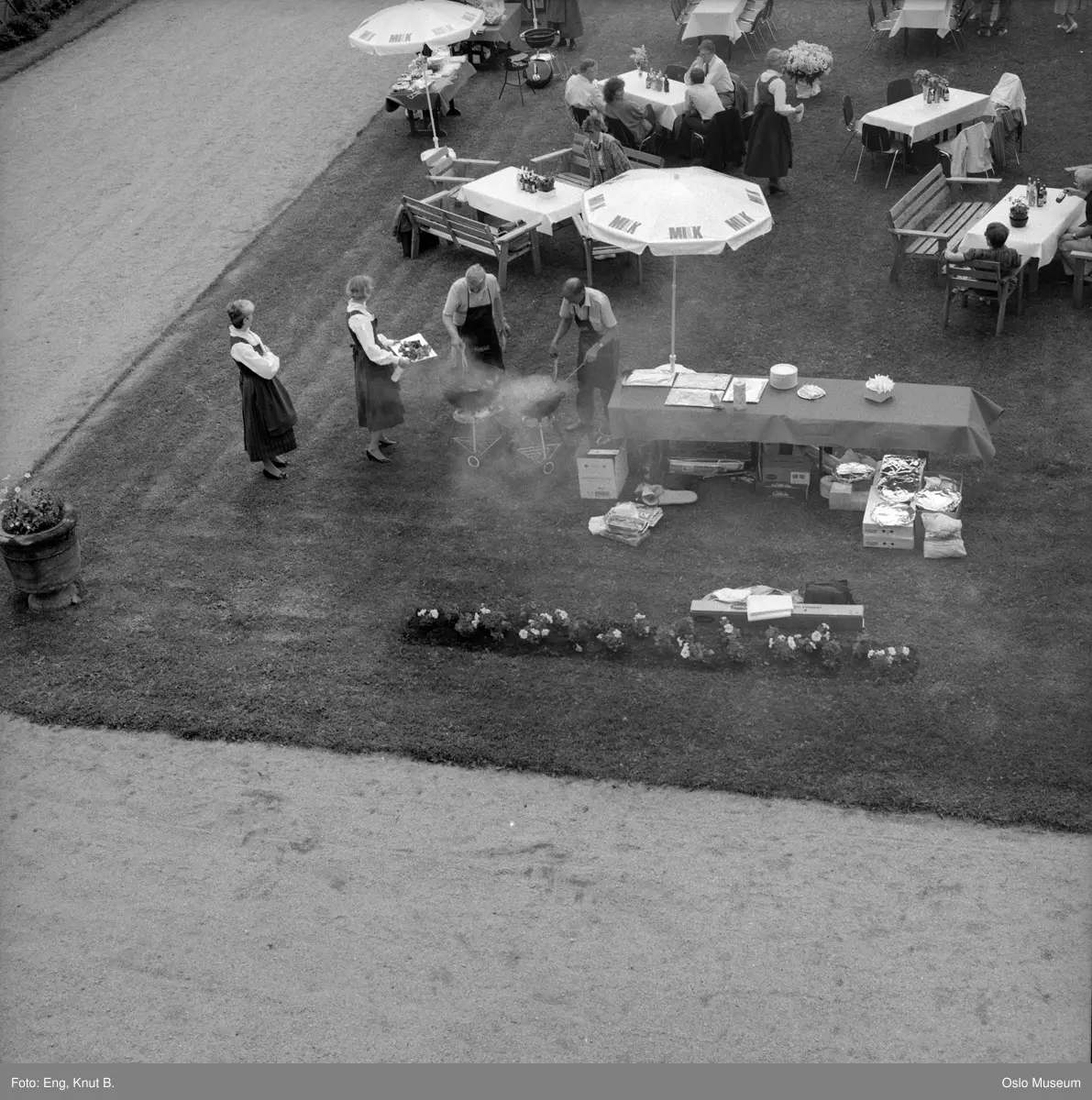 Frogner hovedgård, gårdsplass, mennesker, hagemøbler, grillfest, Landbrukets felleskontor