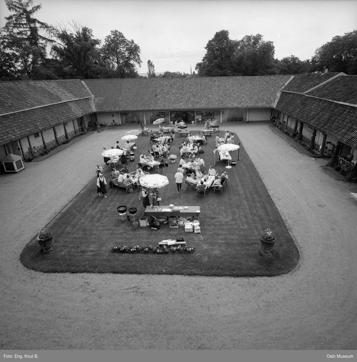 Frogner hovedgård, gårdsplass, mennesker, hagemøbler, grillfest, Landbrukets felleskontor