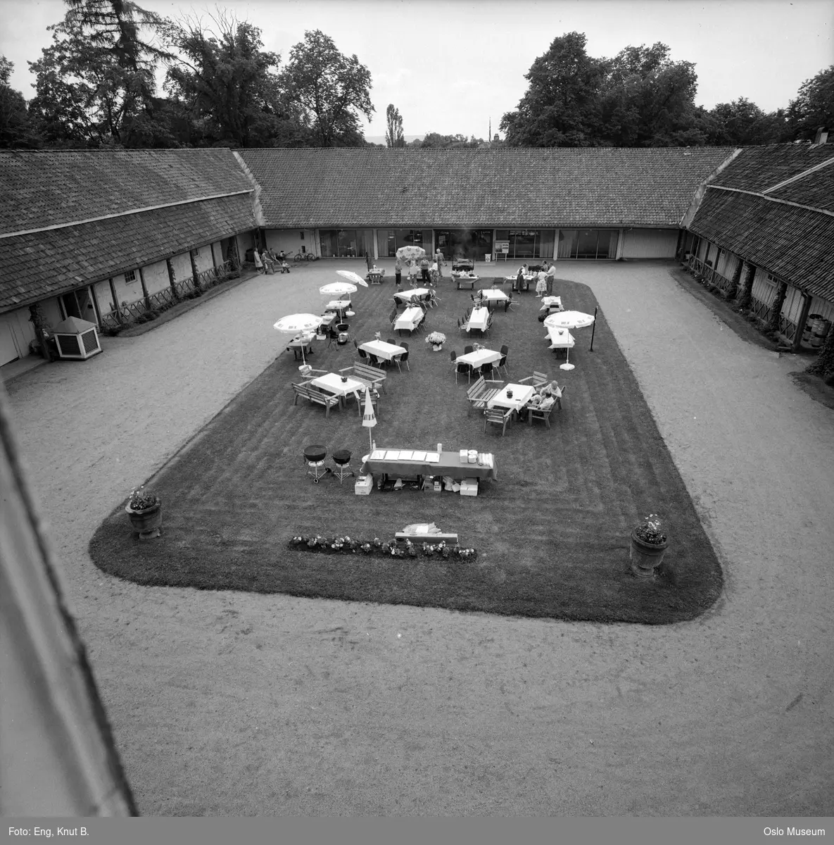 Frogner hovedgård, gårdsplass, mennesker, hagemøbler, grillfest, Landbrukets felleskontor