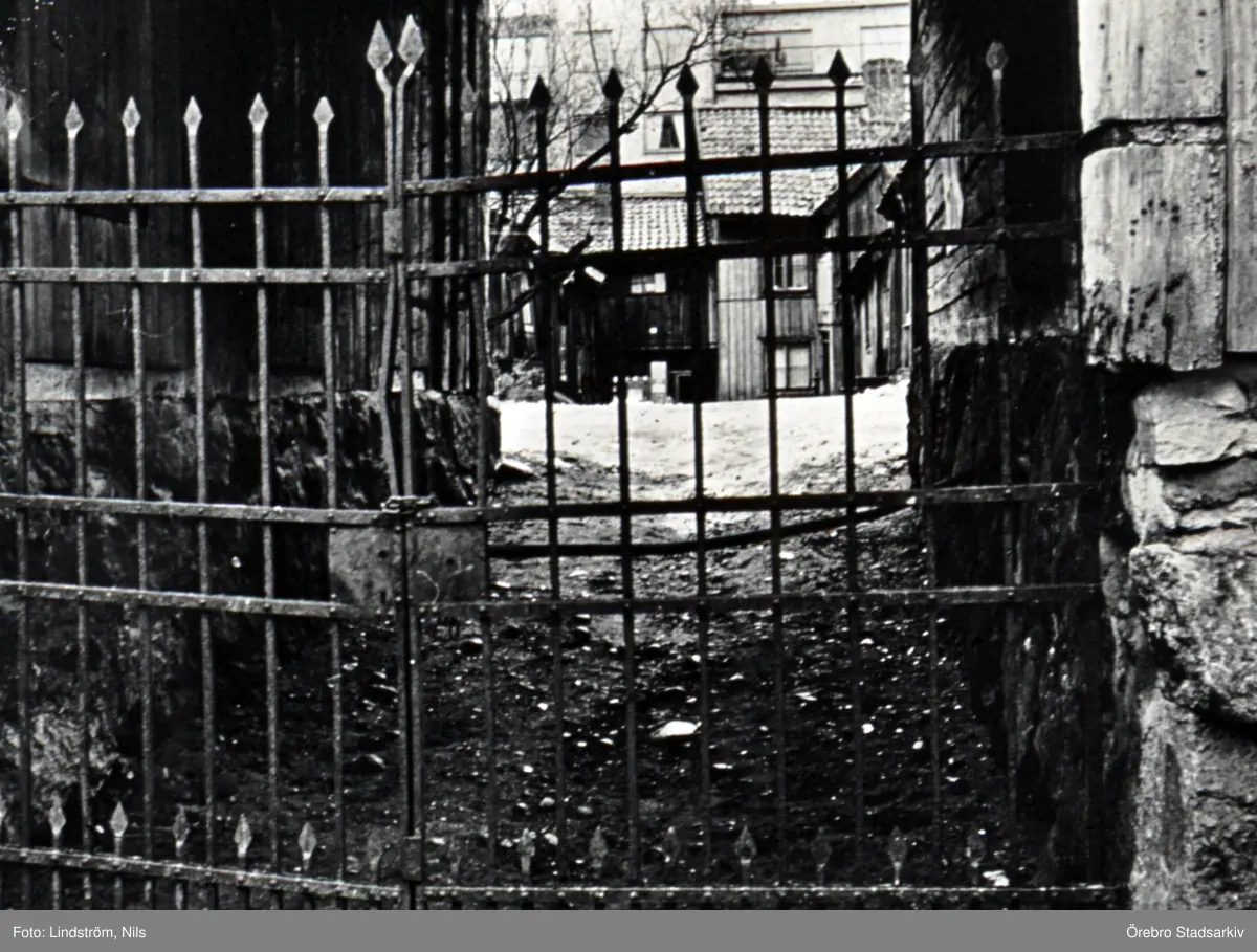 Smidesgrind in till innergård