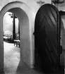 Kyrkan, porten mellan kyrkorummet och sakristian.