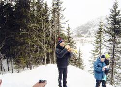 "Nye" Stupulbakkjin på Kyrkjebøen vart stel i stand atte i 2013-14. Då hadde det ikkje vore hoppa der sidan 1960.
No var det klart for 1. hopprenn i 2014.

Ved hoppet stod: Alf Erik Solbakken, trompet. Odd Bekkevold og Tor O. Solheim var lengdemålarar.
Olav Dokk hadde ansvaret i bakken.