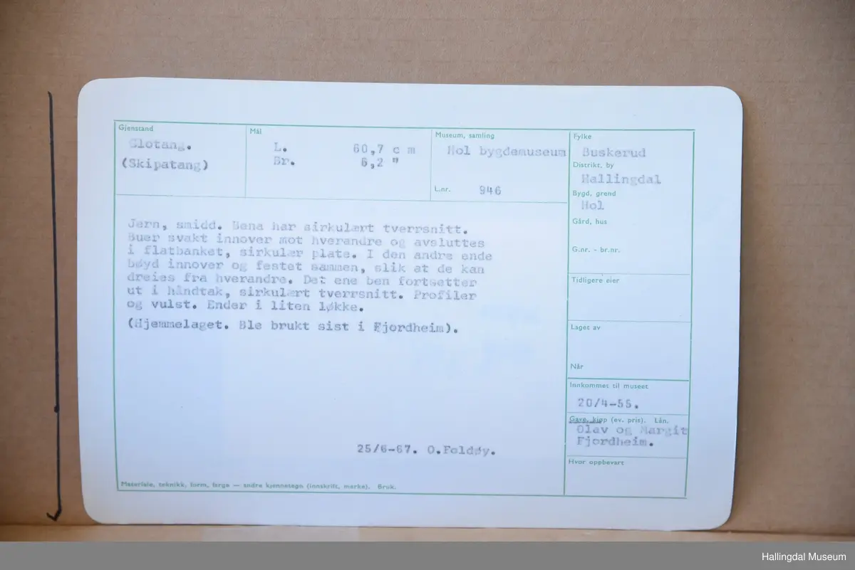 Bena har sirkulært tverrsnitt. Buer svakt innover mot hverandre og avsluttes i flatbanket, sirkulær plate. I den andre ende bøyd innover og festet sammen, slik at de kan dreies fra hverandre. Det ene ben fortsetter ut i håndtak, sirkulært tverrsnitt. Profiler og vulst. Ender i en liten løkke.
25/6-67 O. Foldøy.