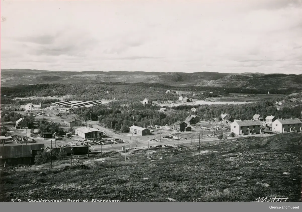 Parti av Bjørnevatn utenfor Kirkenes etter krigen. Grunnmurene etter tidligere hus er synlige.