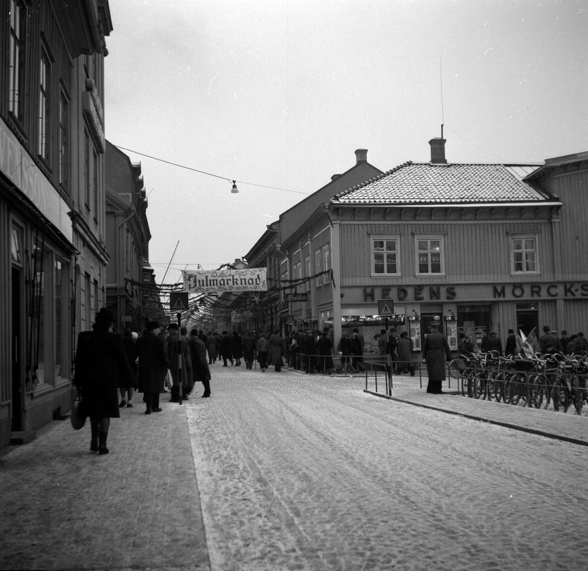 Juldekorationer på Kungsgatan vid Stora torget, 1940-tal