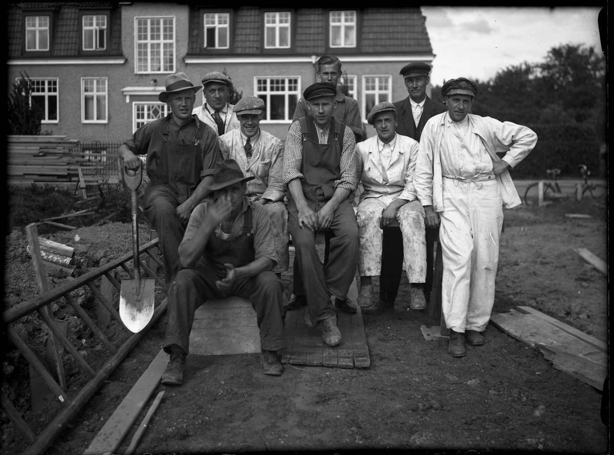 Byggmästare Frost tillsammans med målare och trädgårdsarbetare fotograferade på Viktoriagatan med Epidemisjukhuset i bakgrunden. 5 okt 1936. (9x12 glasneg)