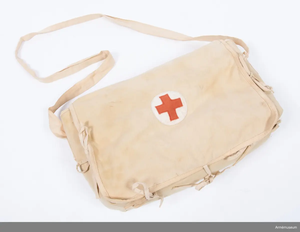 Märkt med rött kors mot vit bakgrund.