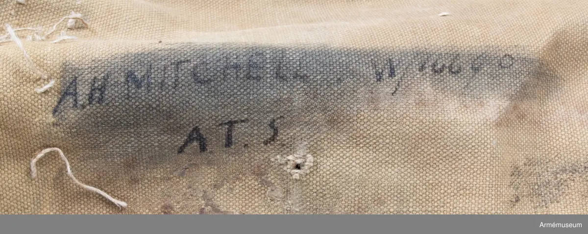 För kvinnlig personal inom ATS/FANY ("Auxiliary Territorial Service" = brittiska arméns kvinnliga avdelning under Andra världskriget och "First Aid Nursing Yeomanry" (Princess Royal's Volunteer Corps)= brittisk oberoende frivillig enhet bestående av enbart kvinnor. Etablerad 1907 och associerad med men inte en del av frivilligtrupperna inom brittiska armén.)
Märkt med bl.a. "THORPE" och "36753" Storbritannien, Andra världskriget.