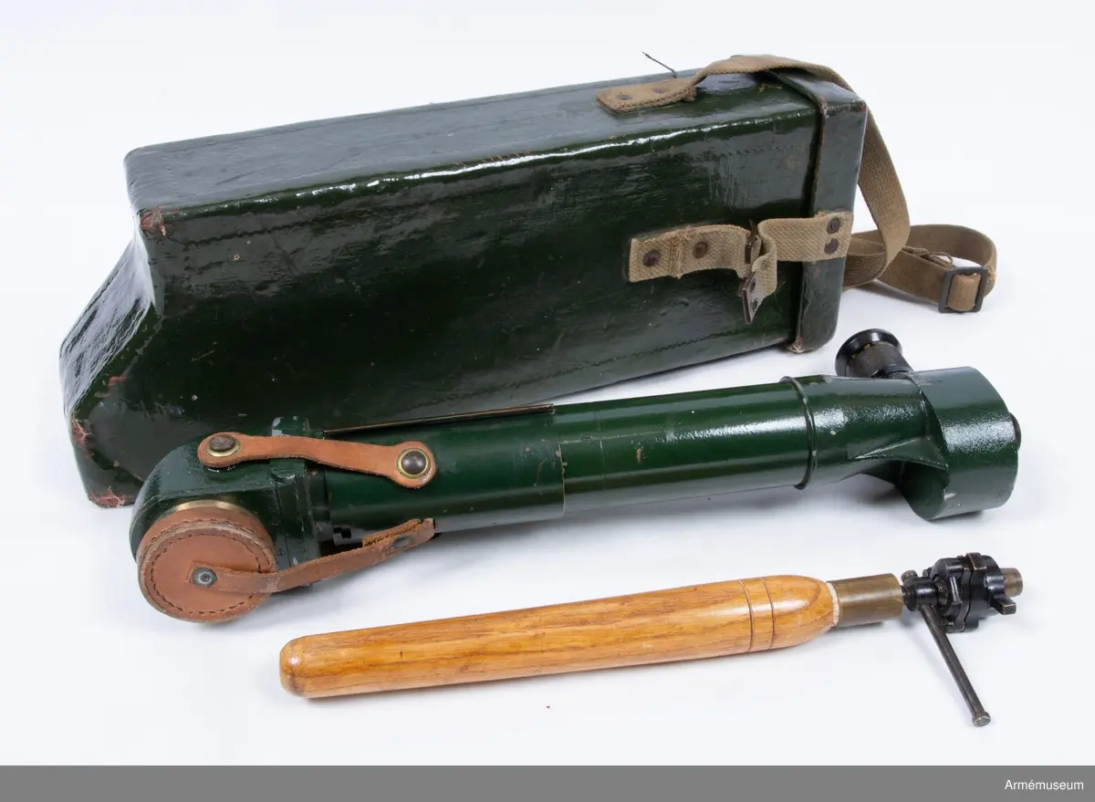 ”PERISCOPE”. Material: Gjutgods, mässing, trä, spegelglas och optik, fodral av fiber- och isoleringsmaterial, bärremmar i textil. Märkt ”PERISCOPE No. 14 A MK III, X10, Ø4, H.H.P, 1944. REG’D No. 8230, O.S 676 G.A” Storbritannien, Andra världskriget. Anv. för artilleriet. Möjligen tillv av R&J Beck i London.