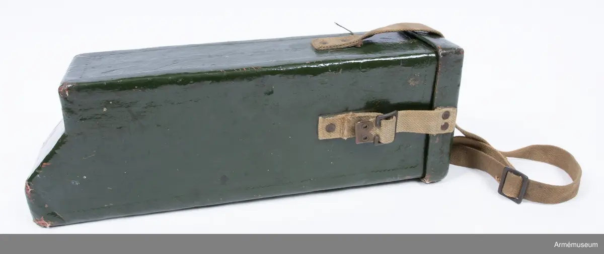”PERISCOPE”. Material: Gjutgods, mässing, trä, spegelglas och optik, fodral av fiber- och isoleringsmaterial, bärremmar i textil. Märkt ”PERISCOPE No. 14 A MK III, X10, Ø4, H.H.P, 1944. REG’D No. 8230, O.S 676 G.A” Storbritannien, Andra världskriget. Anv. för artilleriet. Möjligen tillv av R&J Beck i London.