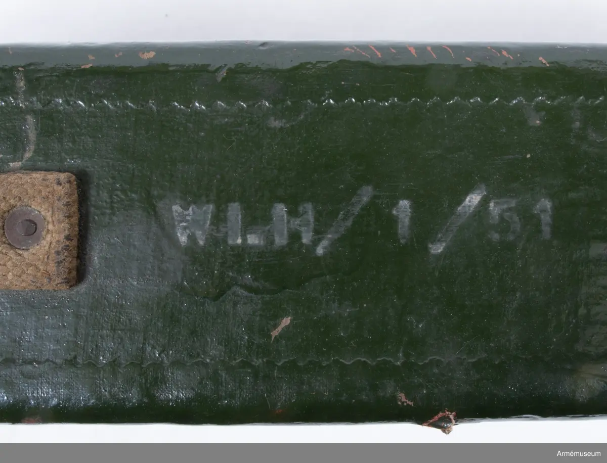 ”PERISCOPE”. Material: Gjutgods, mässing, trä, spegelglas och optik, fodral av fiber- och isoleringsmaterial, bärremmar i textil. Märkt ”PERISCOPE No. 14 A MK III, X10, Ø4, H.H.P, 1944. REG’D No. 8230, O.S 676 G.A” Storbritannien, Andra världskriget. Anv. för artilleriet. Möjligen tillv av R&J Beck i London.