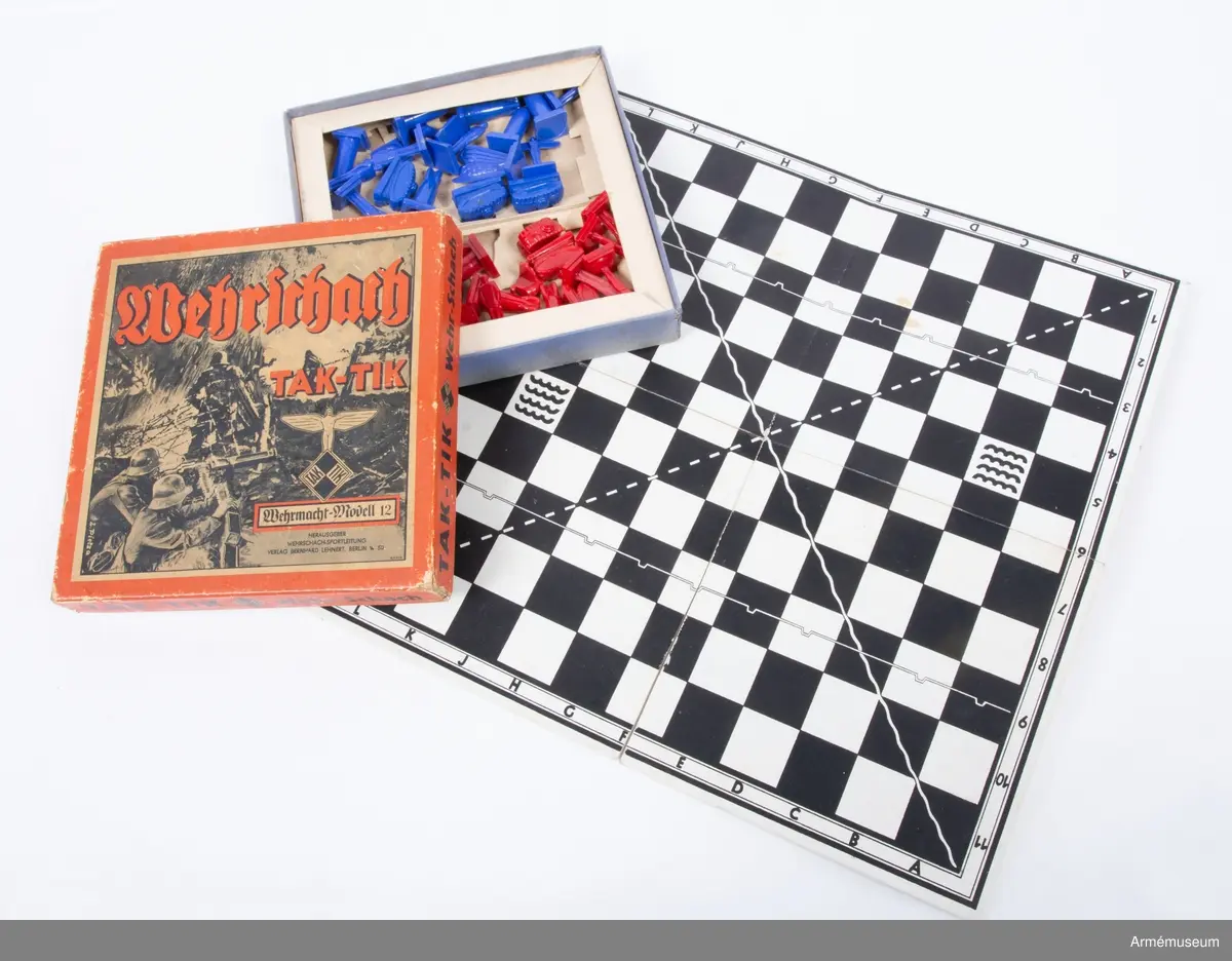 ”Wehrschack TAK-TIK”. Bräde av uppfodrad kartong och pjäser av plast. Märkt ”Wehrmacht-Model 12”. Tyskland, Andra världskriget.