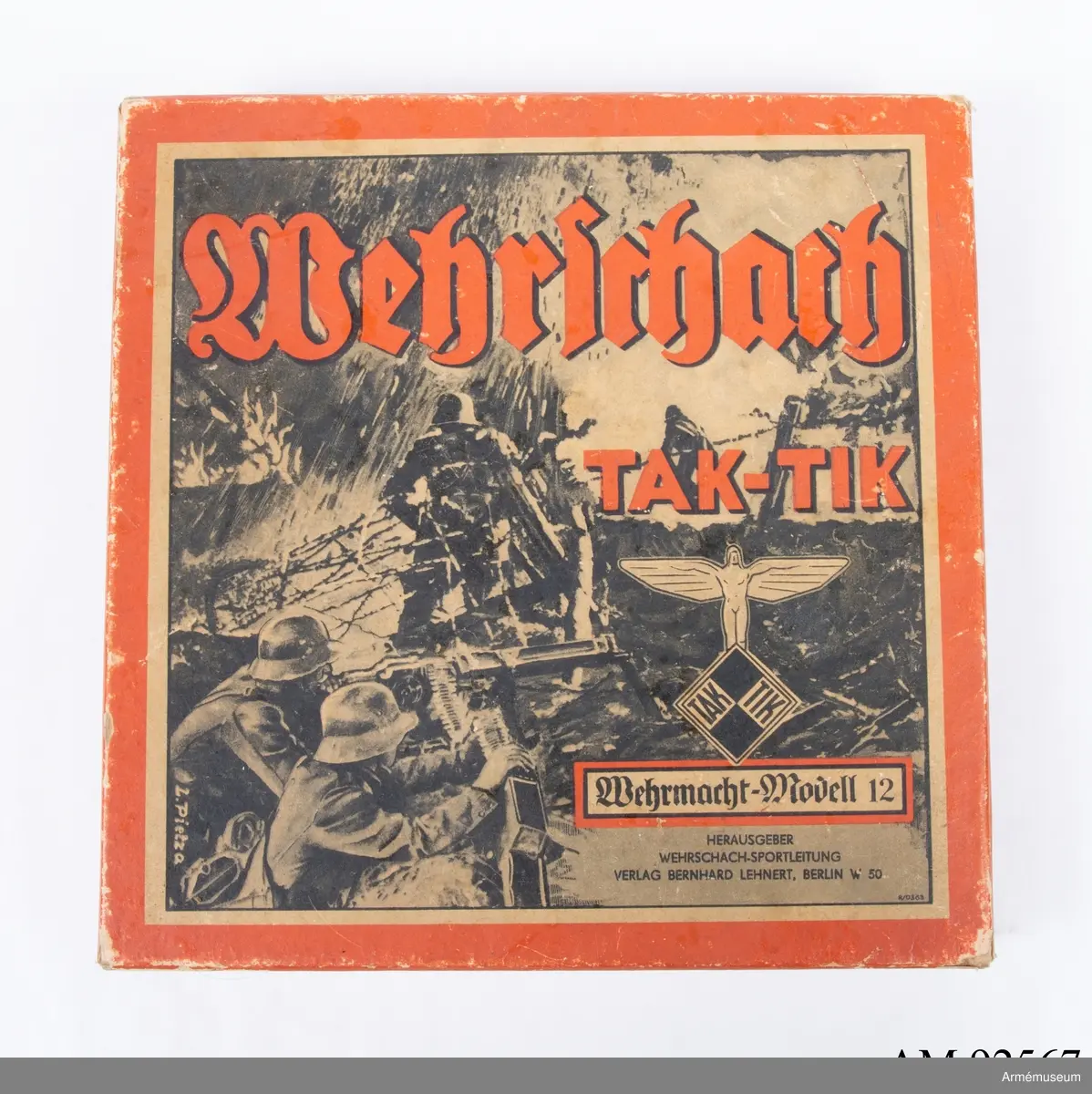 ”Wehrschack TAK-TIK”. Bräde av uppfodrad kartong och pjäser av plast. Märkt ”Wehrmacht-Model 12”. Tyskland, Andra världskriget.