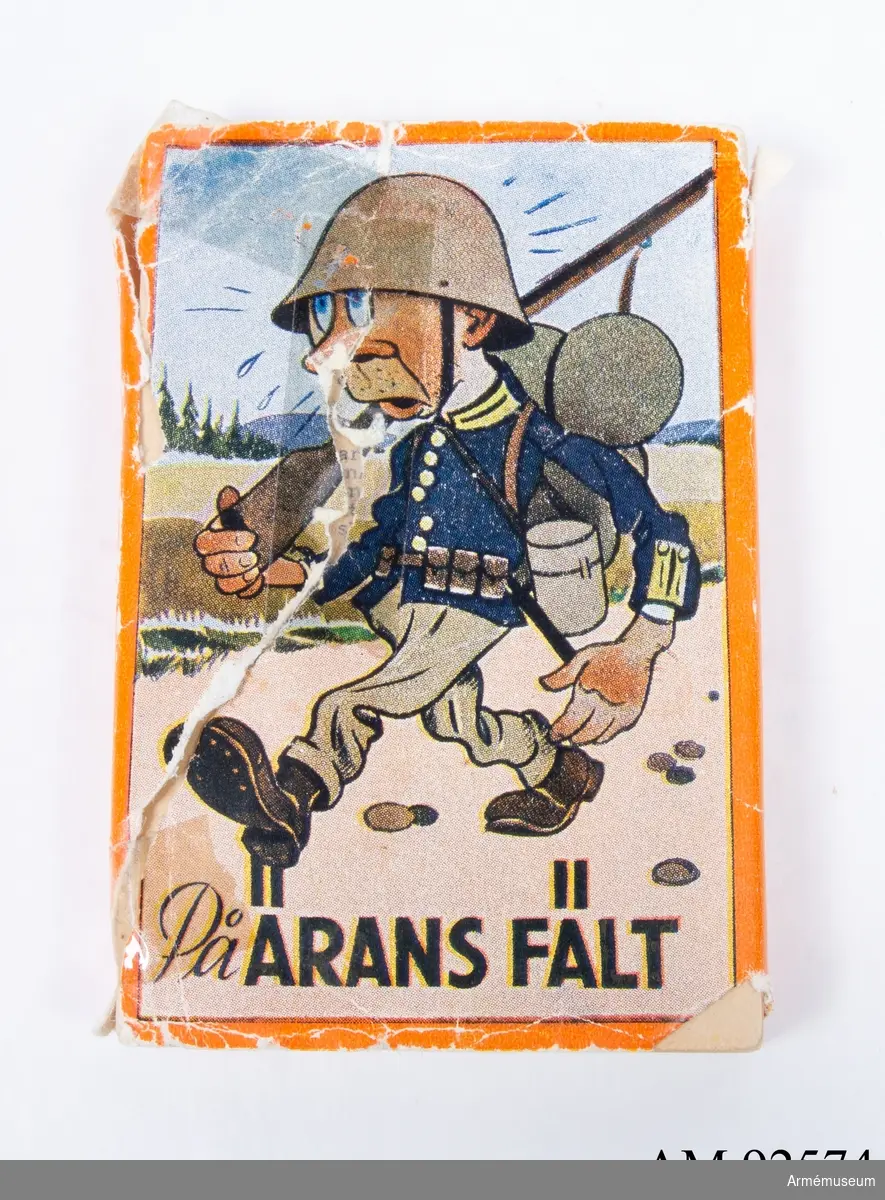 ”På ärans fält”. Baksidor med text ”Humoristiska militärfigurer vilka bilda ett enkelt och trevligt kortspel”. Regler tryckta på separat kort. Sverige, 1940-tal.