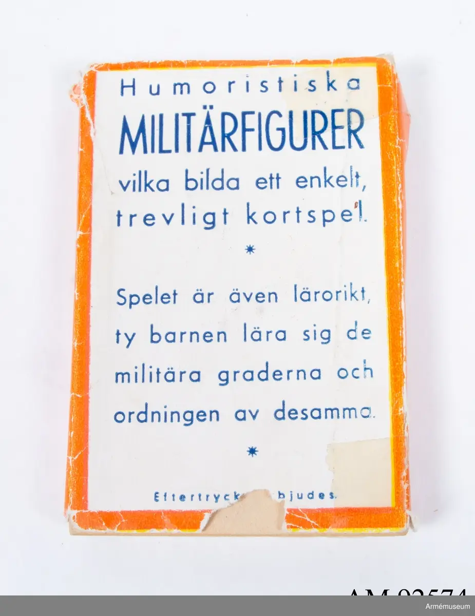 ”På ärans fält”. Baksidor med text ”Humoristiska militärfigurer vilka bilda ett enkelt och trevligt kortspel”. Regler tryckta på separat kort. Sverige, 1940-tal.