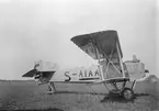 Civilt flygplan Bréguet XIV på marken, med registreringsnummer S-AIAA. Vy från sidan.