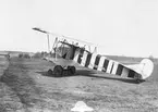 Flygplan Fokker D VII, märkt F.7716/18 står på flygfält på Flygkompaniet på Malmen i april 1920 då Herman Göring förevisade det. Flygplanet köptes in och blev senare nr 937.