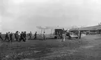 Folksamling kring flygplan Bréguet XIV tillhörig Armée de l´Air vid  landning på flygfältet på Malmen, 1919.