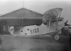 Flygplan Phönix Dront C.I nr 9102 tillhörande Flygkompaniet står framför hangar på Malmen, omkring 1919. Ur-Dronten, det första flygplan Dront i Flygkompaniet.