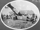 Militärer i arbete med att ta hand om flygplan Albatros SW 20 nummer 746 efter ett landningshaveri på Flygkompaniet på Malmen, omkring 1920.