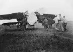 Ett havererat militärt flygplan Dront fraktas bort med lastbil på Flygkompaniet på Malmen, 1920-tal.