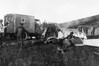 Ambulans vid havererat flygplan Albatros SW 12 nummer 618 ur Flygkompaniet vid Espetorp, Lambohov, 5 februari 1920.