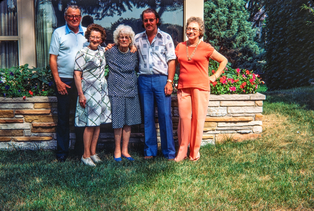 Knut Benningstad og moren Jenny Benningstad dro i 1976 på besøk til Olaf Serleys etterkommere i Minneapolis.
Olaf Alxis Sørli født 1887 i Løten, utvandret til Amerika i 1906. Og tok der navnet Olaf Serley. 
Fra Høyre: Maggie Budding (Olafs datter), Knut Benningstad, Jennie Serley (enken etter Olaf), Jenny Benningstad og Herbert Benjamin Budding.