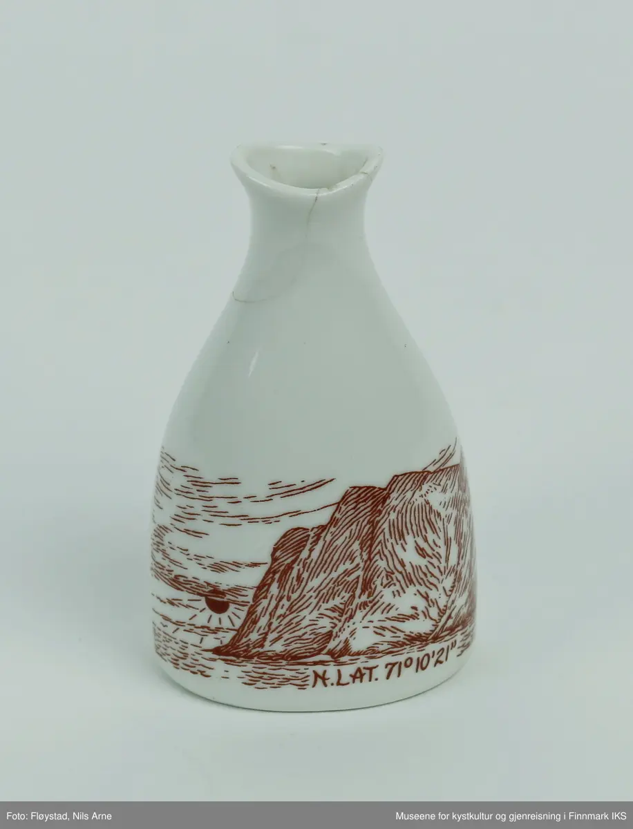 En liten porselenvase med hvit glasur og trykt dekor. 

Dekoren har motiv av Nordkapplåtet sett i fra havet, med solen som kommer fram bak skyer i bakgrunnen. Under platået står de geografiske koordinatene til Nordkapp 71°10'21''. 

Vasen har en ovalformet bunn og korpus (kropp), som snevres inn mot halsen. Halsen er sylindrisk med utoverbrettet munningskant. På undersiden av vasen er det trykt logo og varemerke til Porsgrunds Porselænsfabrik. Motivet til logoen er et anker med to store P-bokstaver på hver side, over ankeret står det "PORSGRUND" og under står det "NORWAY" og tallet 69.