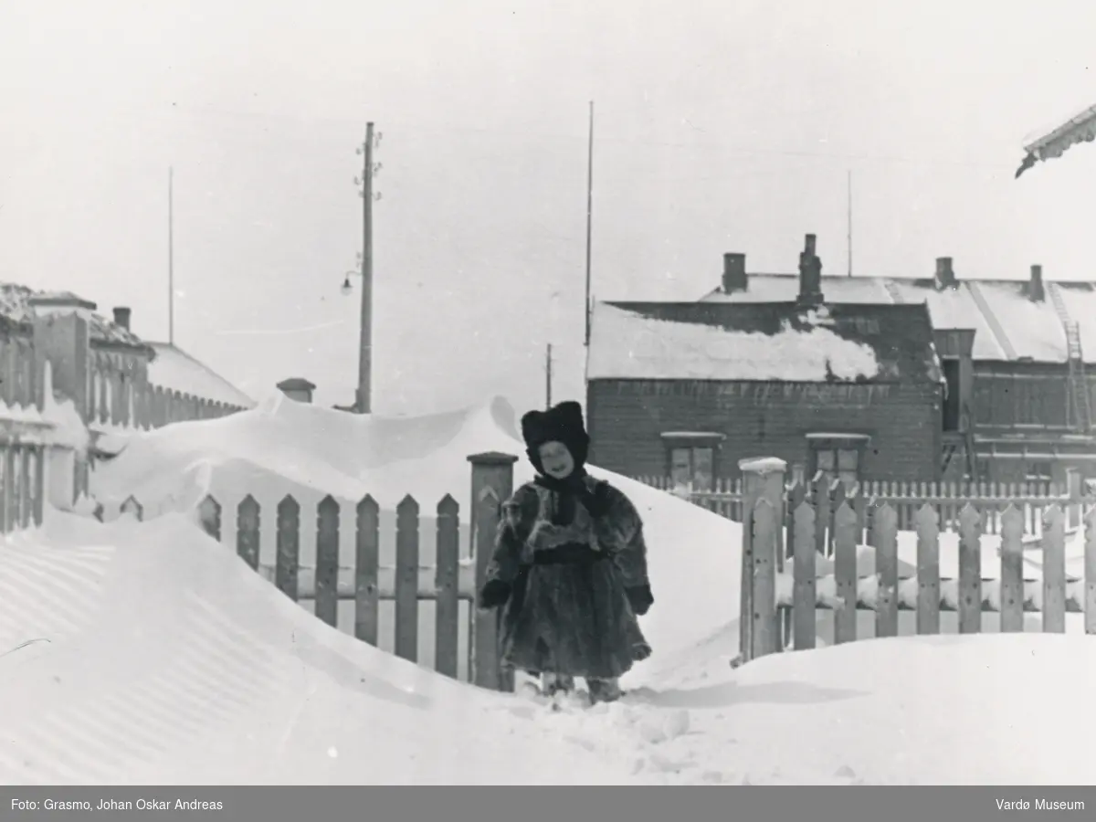 Sogneprest Johan Grasmos datter, Laila, utenfor prestegården i Vardø, ca. 1915 