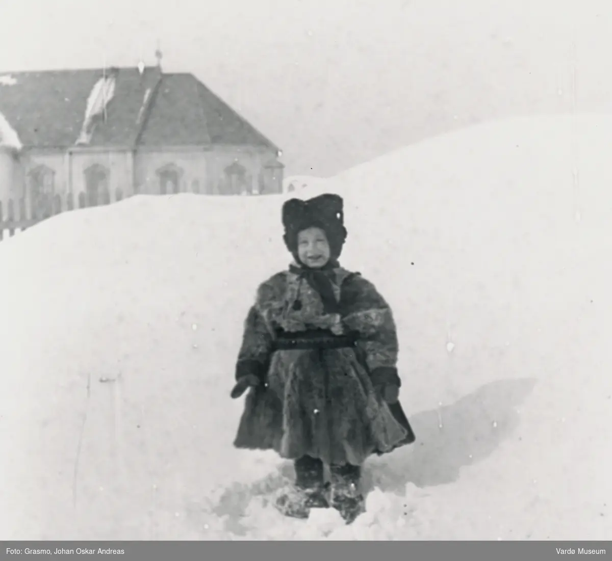 Sogneprest Johan Grasmos datter, Laila, utenfor prestegården i Vardø, ca. 1915 