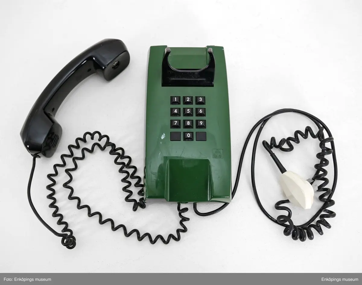 Telefonens namn är "Diavox väggapparat" med nr DBAA 112 901. Det är en telefon med 10 knappar, men det finns senare telefoner med 12 och 13 knappar. Tillverkningen startade 1975 och designer var Carl-Arne Breger.