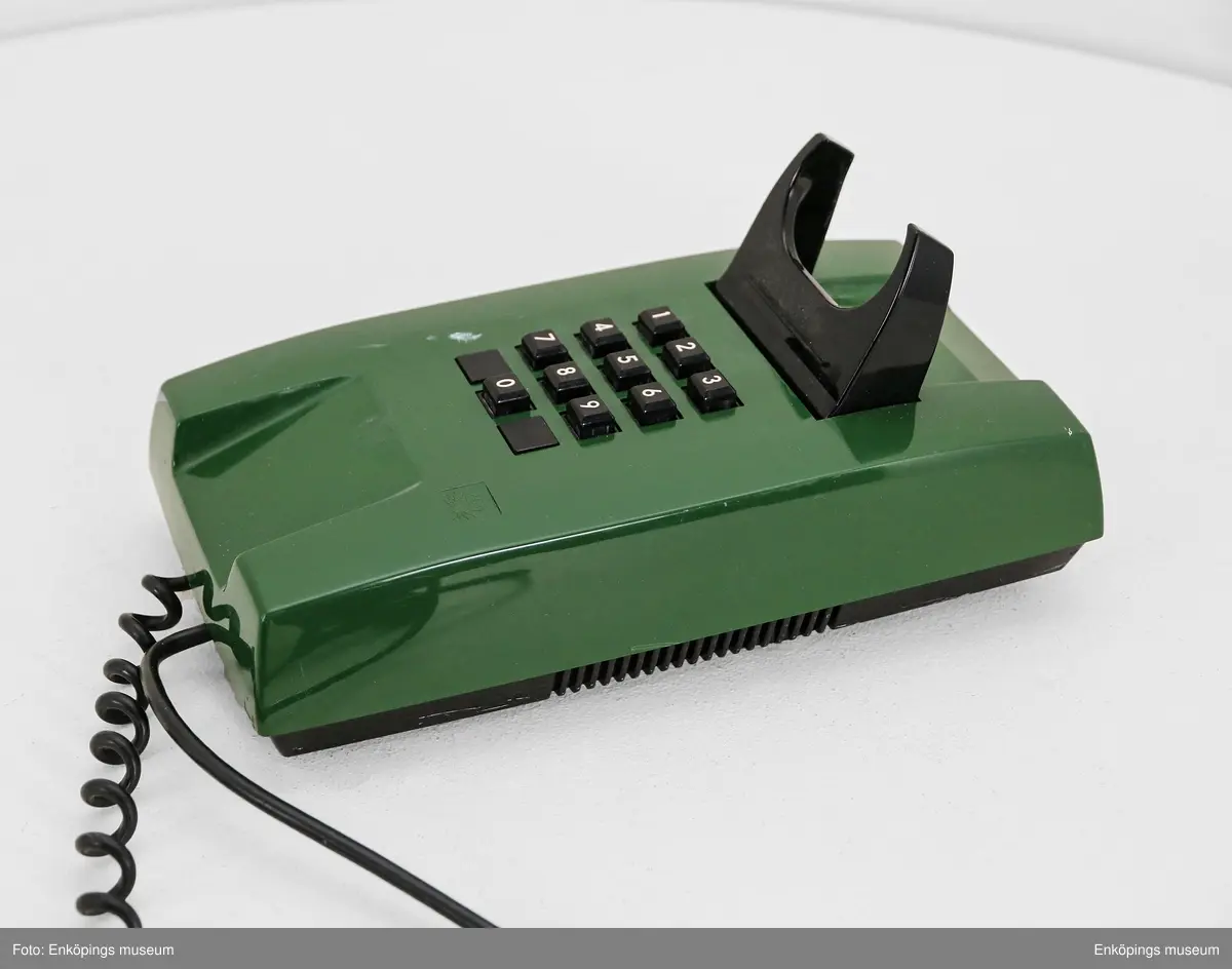 Telefonens namn är "Diavox väggapparat" med nr DBAA 112 901. Det är en telefon med 10 knappar, men det finns senare telefoner med 12 och 13 knappar. Tillverkningen startade 1975 och designer var Carl-Arne Breger.