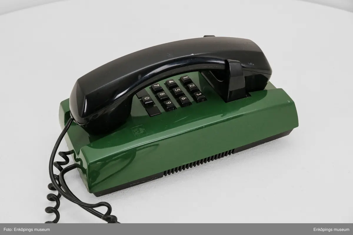Telefonens namn är "Diavox väggapparat" med nr DBAA 112 901. Det är en telefon med 10 knappar, men det finns senare telefoner med 12 och 13 knappar. Tillverkningen startade 1975 och designer var Carl-Arne Breger.