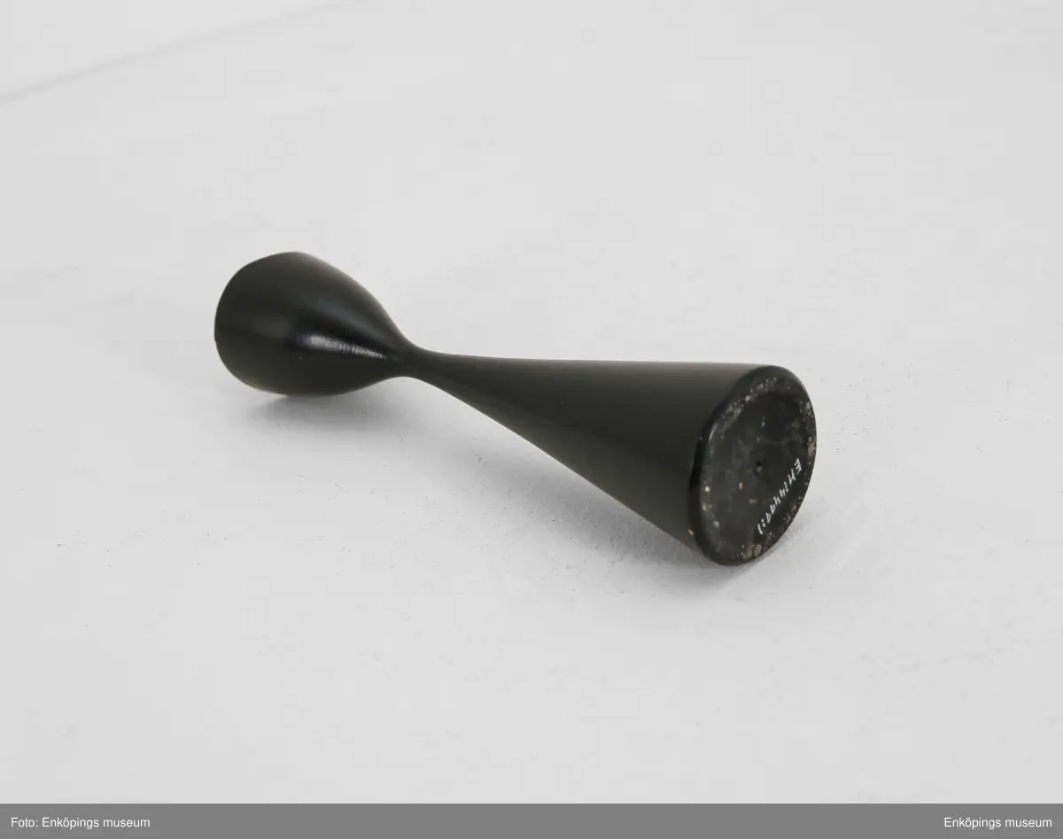 Ljusstake, svarvad nertill diameter= 5,5cm och upptill diameter=5cm, där i emellan är den avsmalnande.