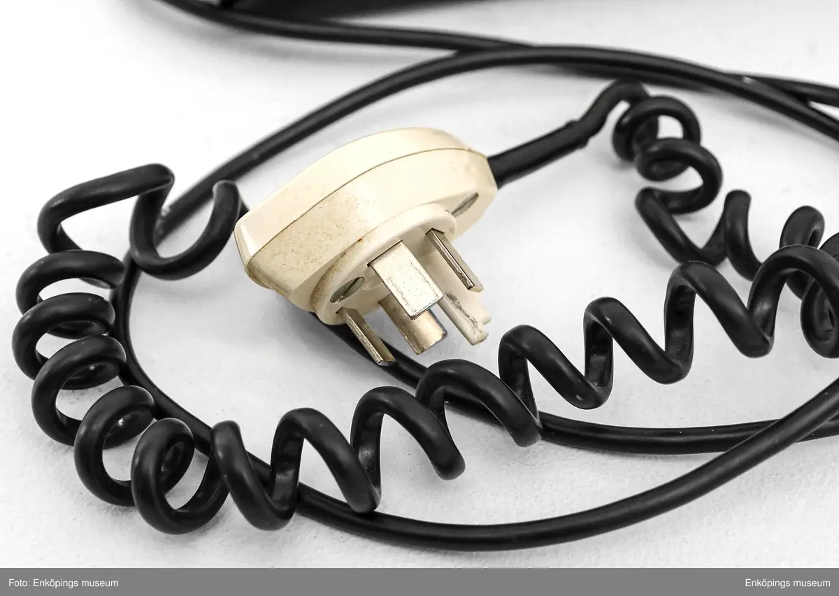 Telefonens namn är "Diavox väggapparat" med nr DBAA 112 901. Det är en telefon med 10 knappar, men det finns senare telefoner med 12 och 13 knappar. Tillverkningen startade 1975 och designer var Carl-Arne Breger.