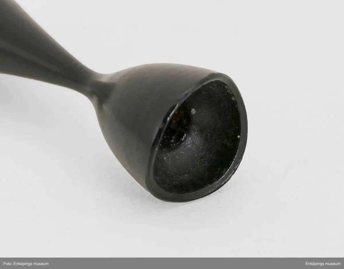 Ljusstake, svarvad nertill diameter= 5,5cm och upptill diameter=5cm, där i emellan är den avsmalnande.