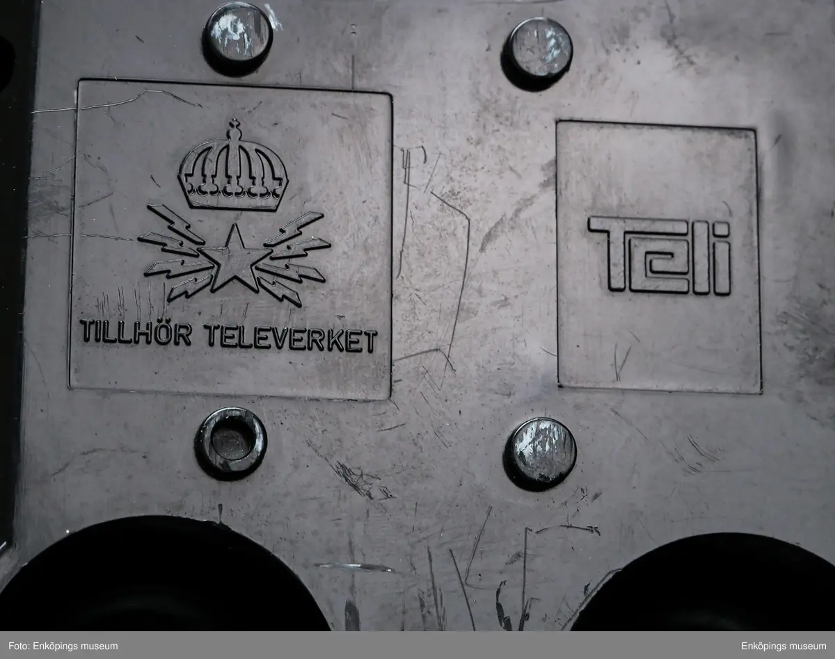 Telefonens namn är "Diavox väggapparat" med nr DBAA 112 901. Det är en telefon med 10 knappar, men det finns senare telefoner med 12 och 13 knappar. Tillverkningen startade 1975 och designer var Carl-Arne Breger.