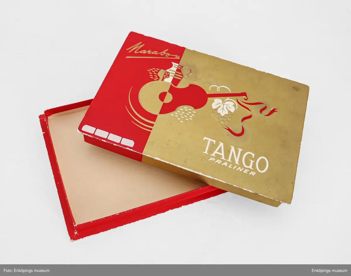 Röd och guldfärgad chokladask från Marabou. Lådan har en gång innehållit chokladpraliner av märket "TANGO PRALINER" från Marabou. Tango var ett chokladmärke som Marabou hade från och med 1926, men just denna ask fanns endast mellan åren 1966 och 1967.