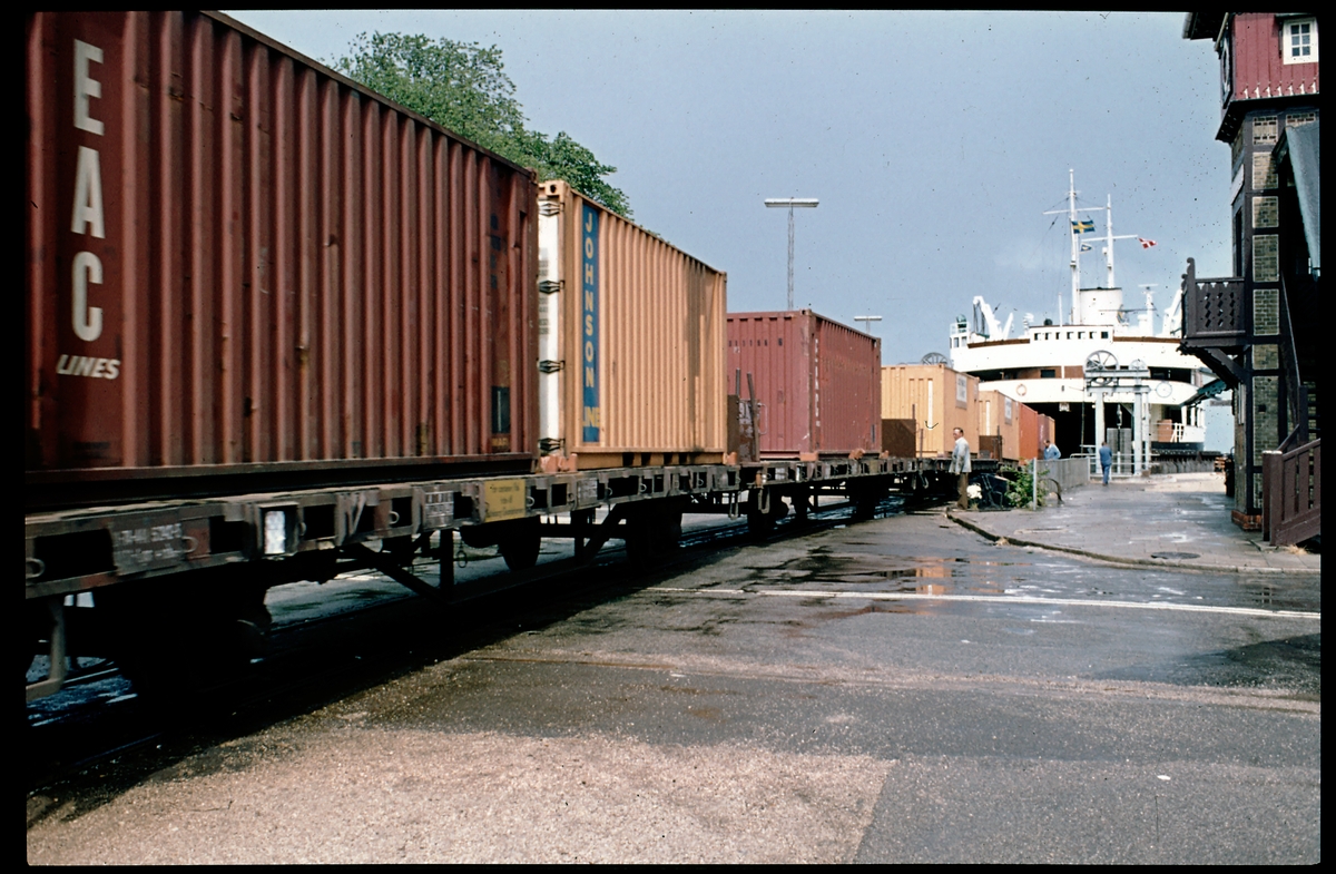 Godsvagnar vid färjeterminal. Tågfärjan M/S Malmöhus.