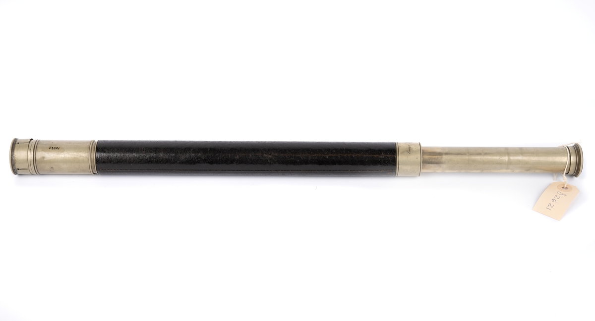 Kikare, enkelrör med galvaniserade beslag. Tub klädd i svart läder. Lock för objektiv och skyddsklaff för okular.