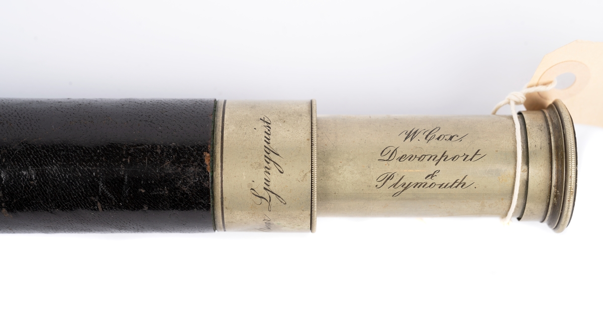 Kikare, enkelrör med galvaniserade beslag. Tub klädd i svart läder. Lock för objektiv och skyddsklaff för okular.