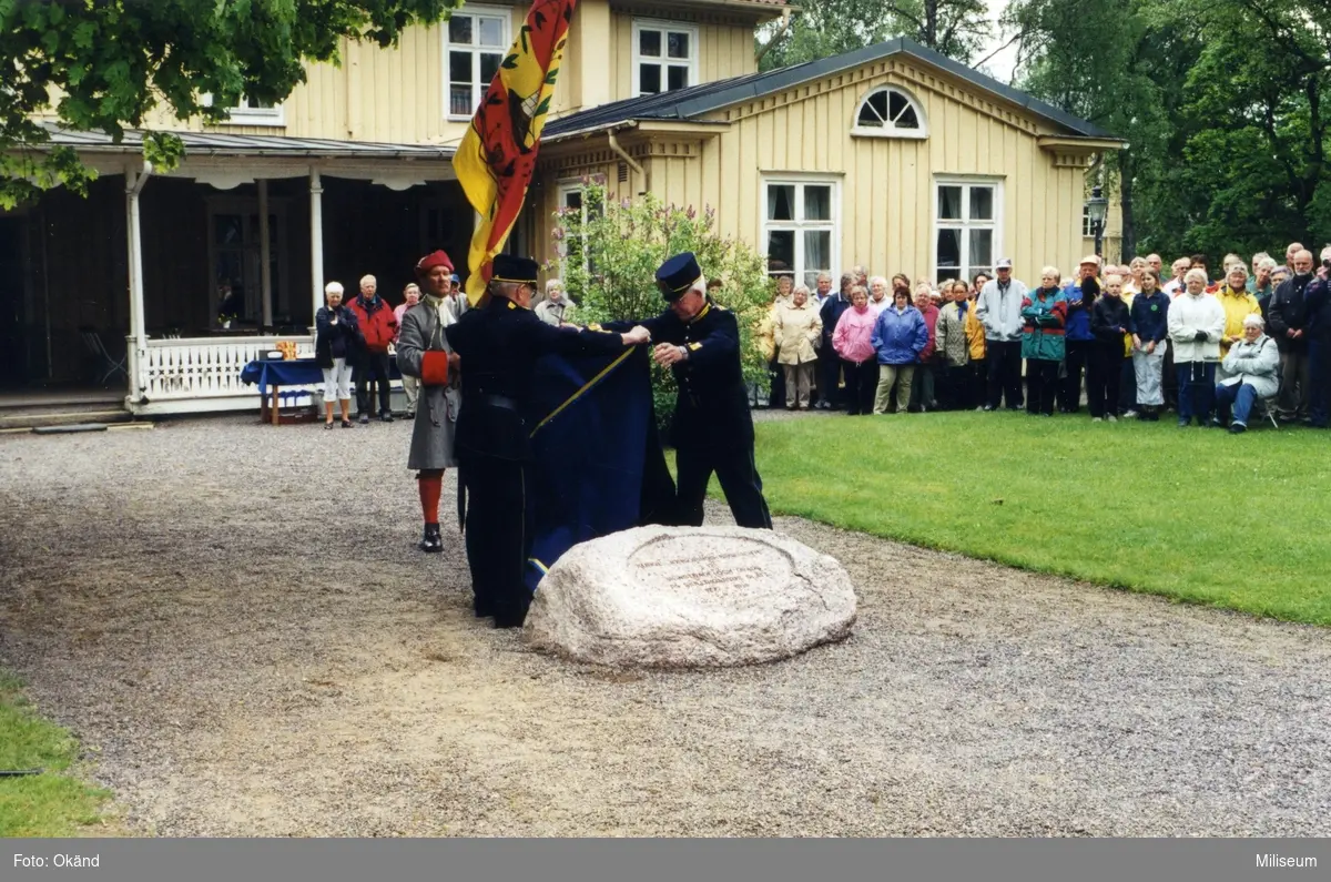 6 juni 2001, Västra lägret, Skillingaryd. Invigning av Jönköpings regementes minnessten.