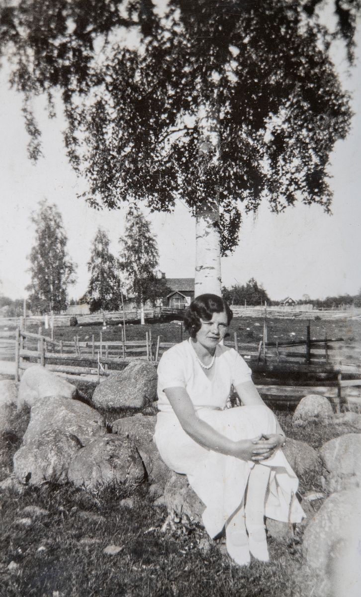 Teodora Andersen Nygård. Født 12.03.1913. Gift Gabrielsen. Bildet ble tatt i 1933, med plassen Nygård i Stange, i bakgrunnen.