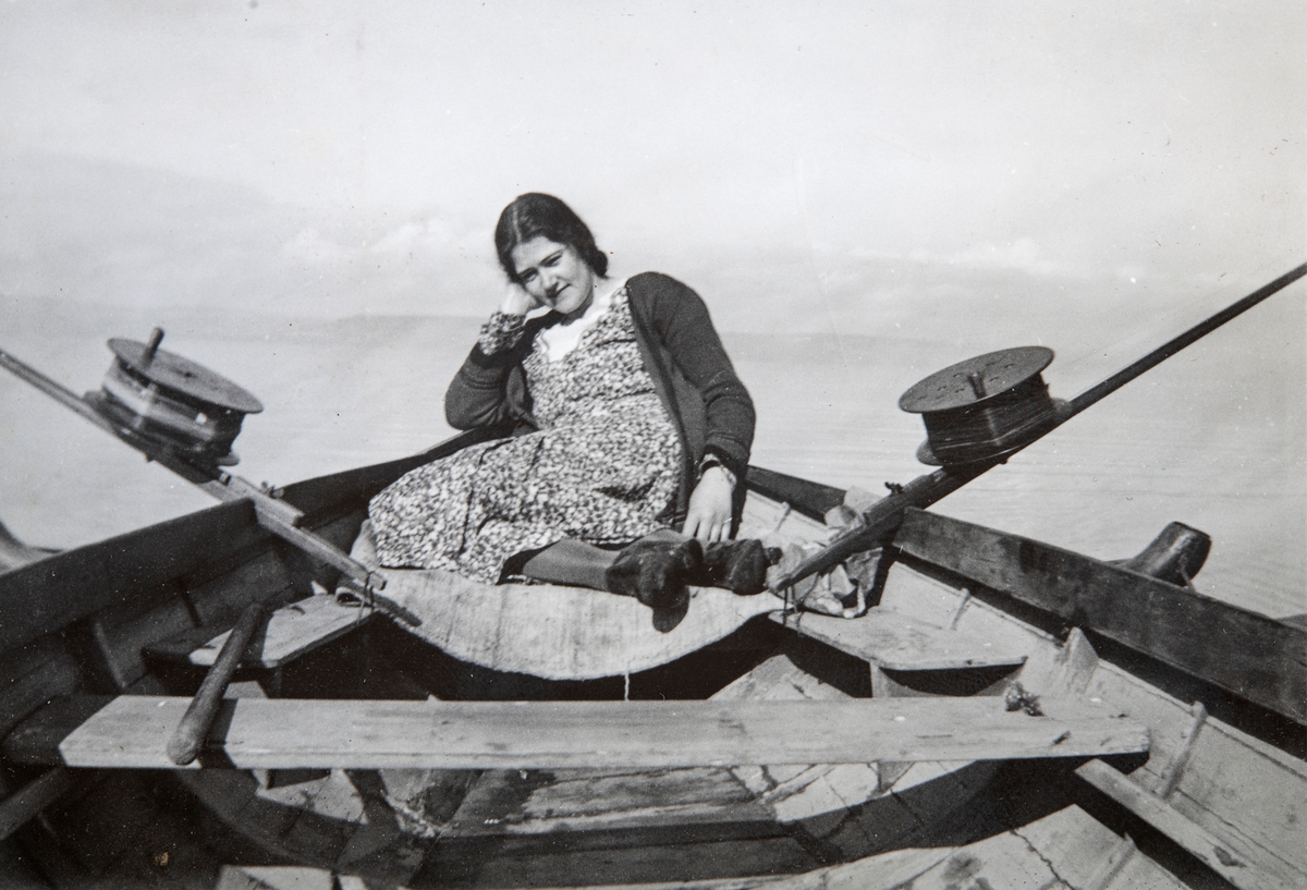 Anna Andersen Nygård ute i båt på fisketur på Mjøsa, sammen med sin forlovede og senere ektemann Johan A. Fuglesang  som var fotografen, og bildet er tatt i 1934.