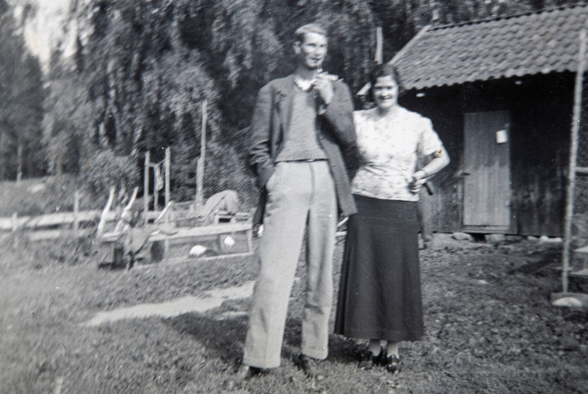 Bildet er tatt på gårdsplassen i Fuglesang på Atlungstad, i 1935.(fotograf ukjent).
Fra venstre Ole Martinsen og Anna Andersen Nygård.