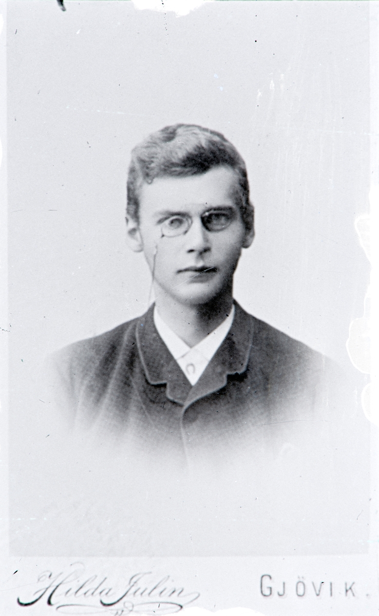 Carte Visit, portrett av Thorleif Hoel (1865–1947) ca. 1887. Året han tok embetseksamen 22 år gammel.