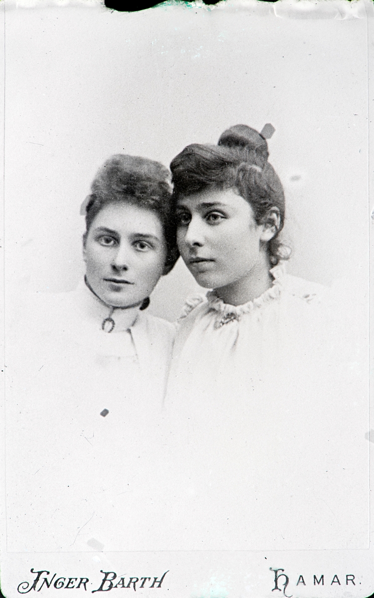 Louise Ramm Hoel (Lucie) (1870–1899) og søsteren Anna Benjamine Hoel (1872– 1955) Carte Visite.
