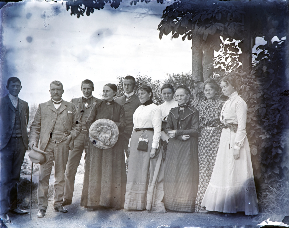 Bildet tatt i hagen på Hovinsholm. Fra venstre; Jacob Albert Hoel, Rittmester Jacob Nielssøn Hoel, Hovelrud (1853–1932), Gustav Hoel, Albertine Møller, g. Hoel, Trygve Ramm Hoel, Louise Hoel fra Hovelsrud (1859-1935) (g.m. Christian Wilhelm Engel Bredal Olssøn), deres datter Marianne Olssøn (f.1889), Marie Thommesen, Jonne Hoel, Leonore Olssøn (f.1875).