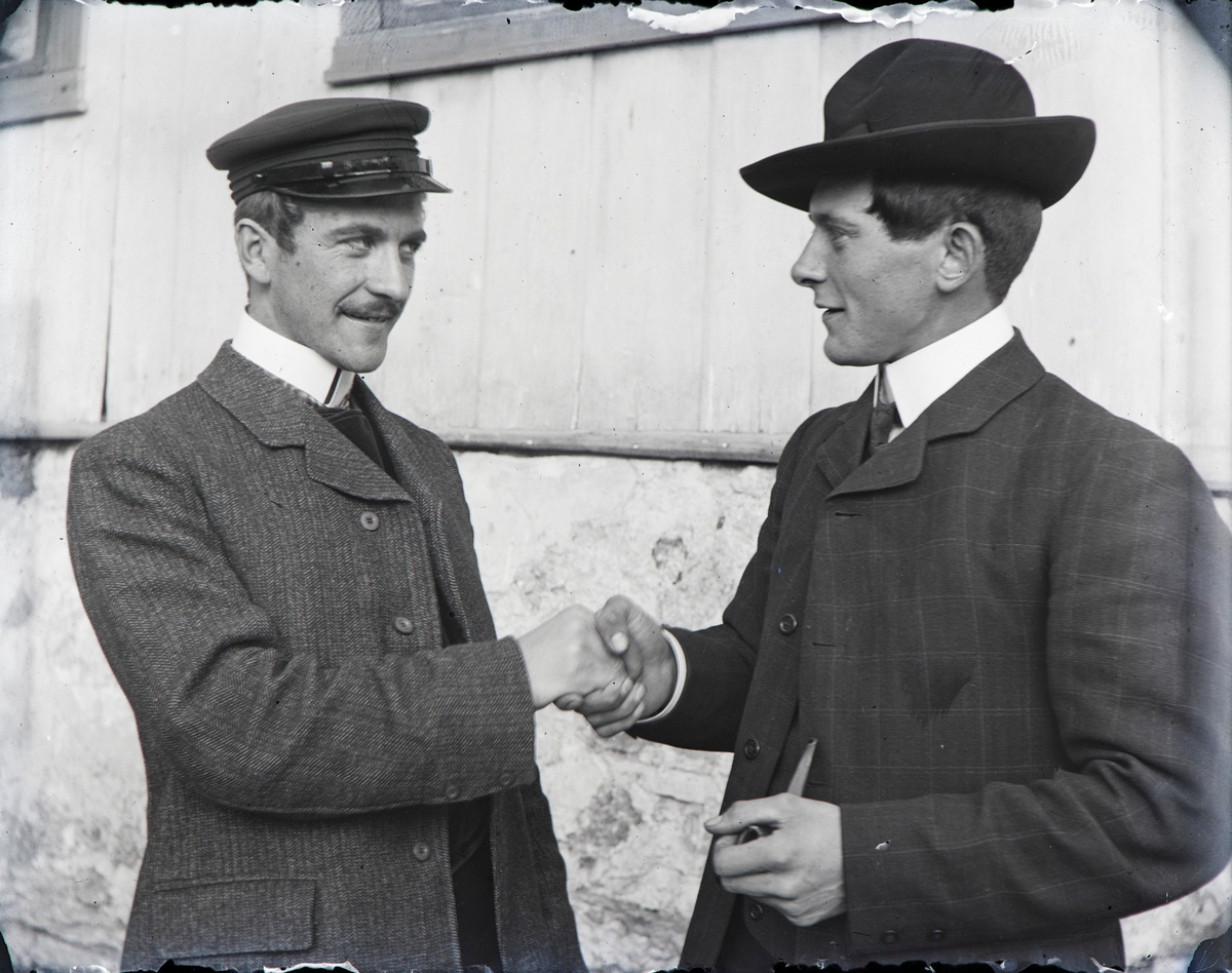 To menn, Albert Jacob Hoel og en ukjent. Hovinsholm. Ringsaker.