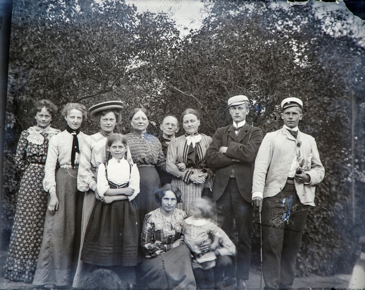 Tatt på Hovinsholm 1904. Bak fra v.: Jonne Hoel med søstrene Marie og Pauline Augusta Ramm Hoel, Marie Møller, Marie Thommesen og kusinen Emma Thommesen, sønnen Trygve Ramm Hoel og fetteren Gustav Hoel
Foran fra v.: Thora Hoel (f.1893), Ragnhild Hoel med sønnen Andreas Jacob Egil Steen (f. 1902).